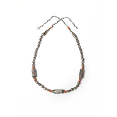 Antique silver Yemeni necklace with red glass beads. The beads of this tribal style ethnic necklace are old, silver Yemeni beads. This handmade necklace is visibly antique.