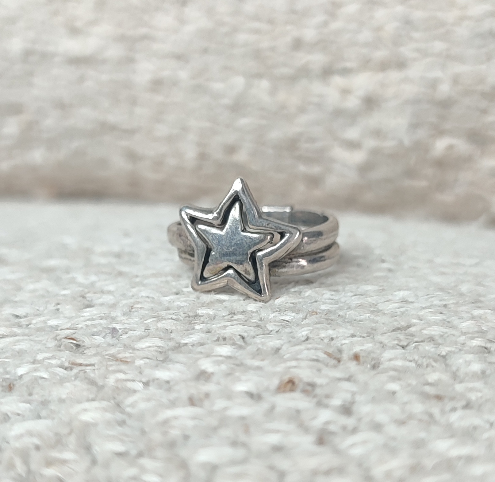 Sterling silver star ring, vintage Taxco silver ring with small silver star. Double silver band ring, marked 925 silver. Its two bands are not perfectly in line, on top of each other. Beautiful vintage Mexican silver ring.