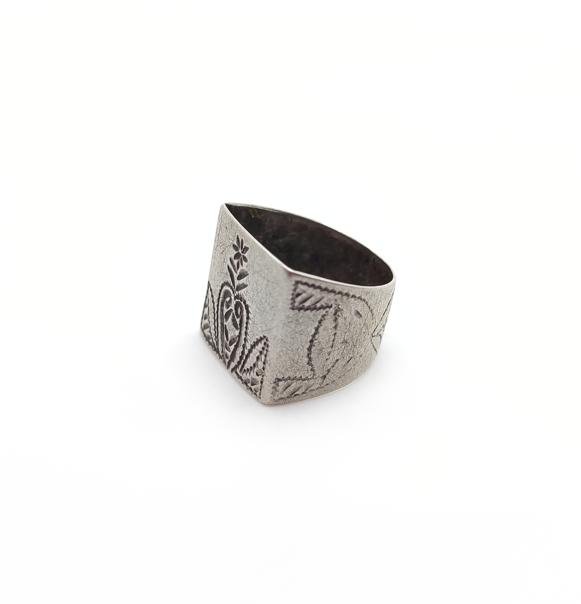 Chiseled silver Amazigh square shaped ring size 8.5, antique Moroccan silver ring - Image 4