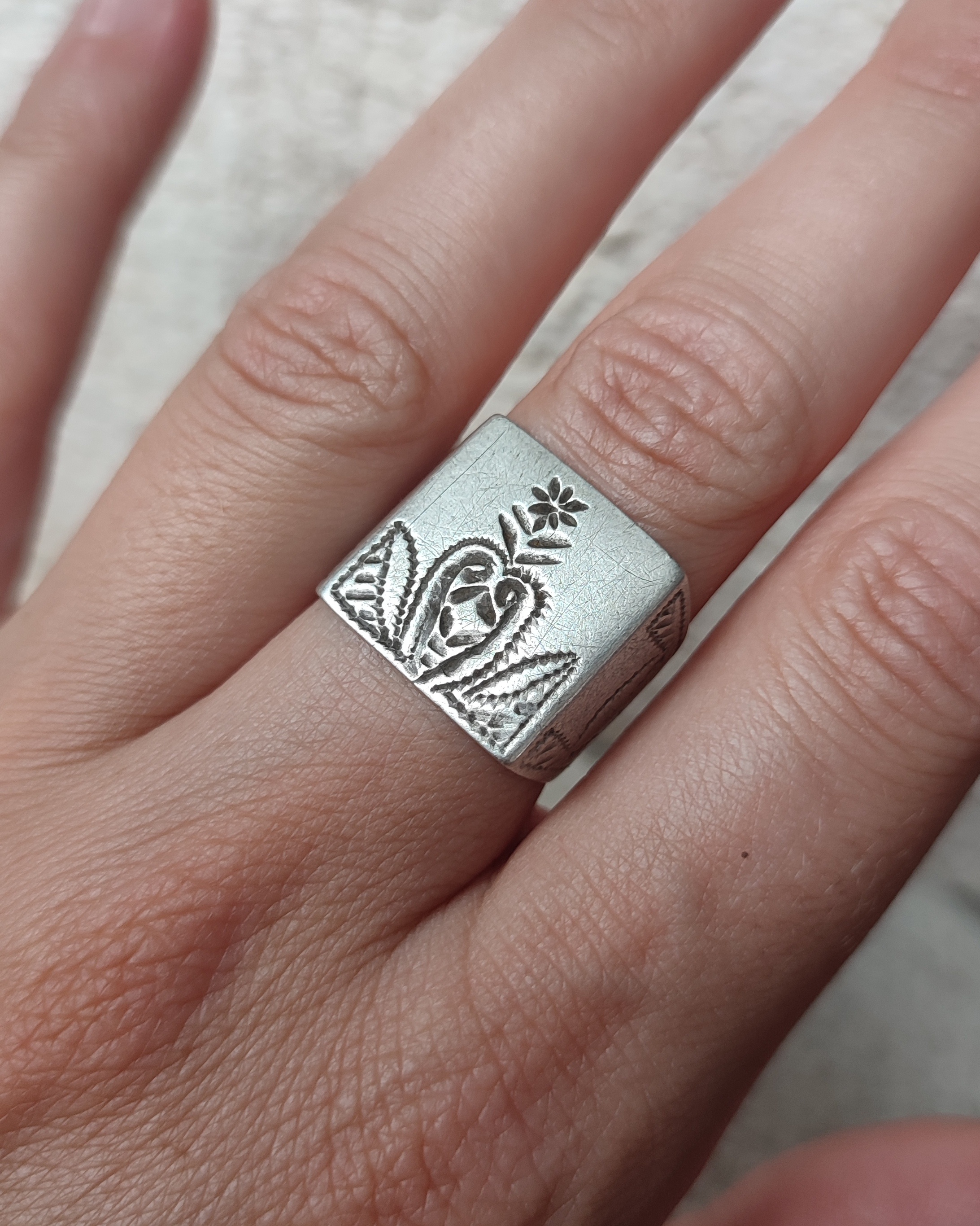 Chiseled silver Amazigh square shaped ring size 8.5, antique Moroccan silver ring - Image 11