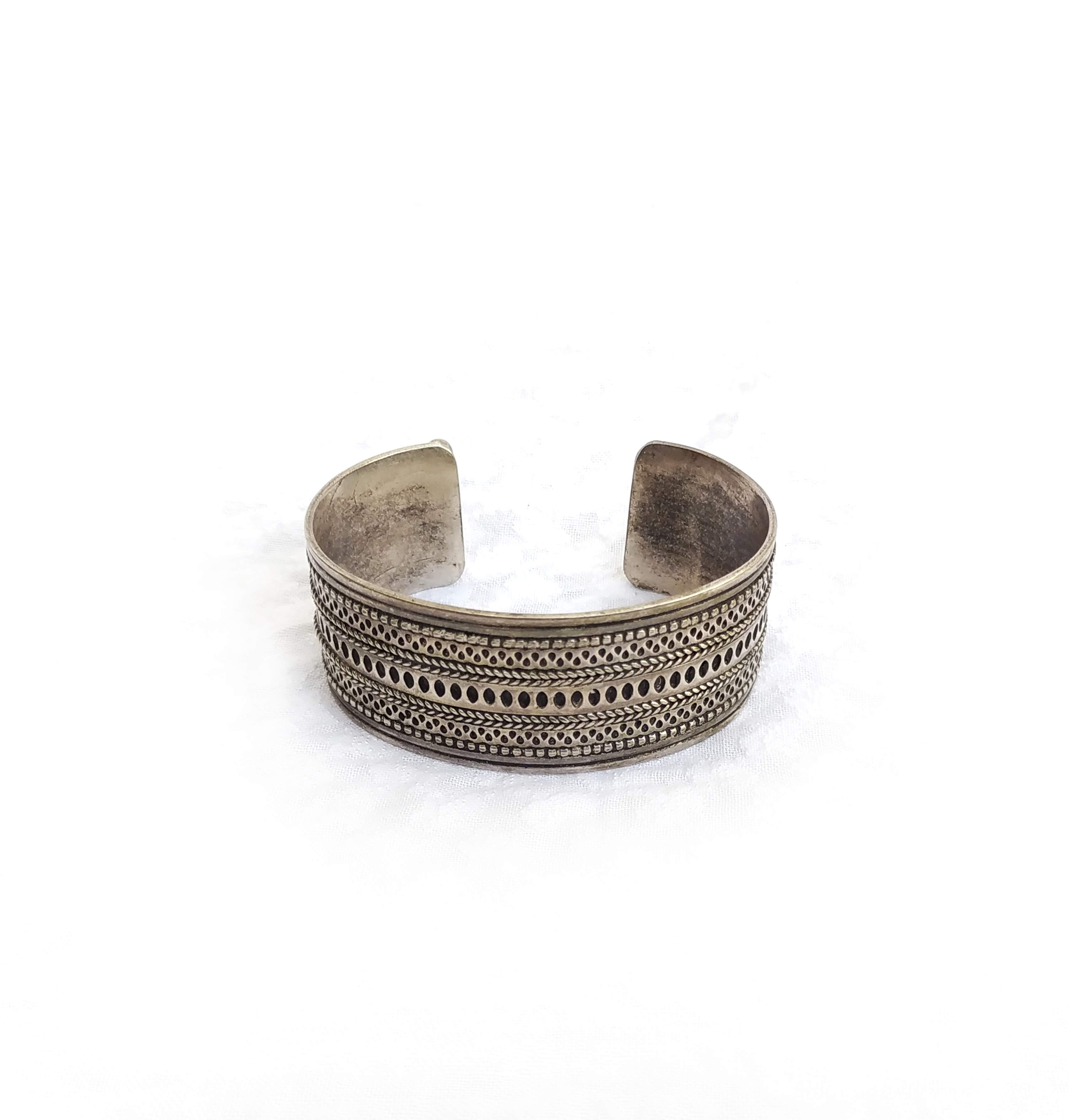Antique ethnic silver cuff bracelet found in Pakistan. Diameter 70 mm.