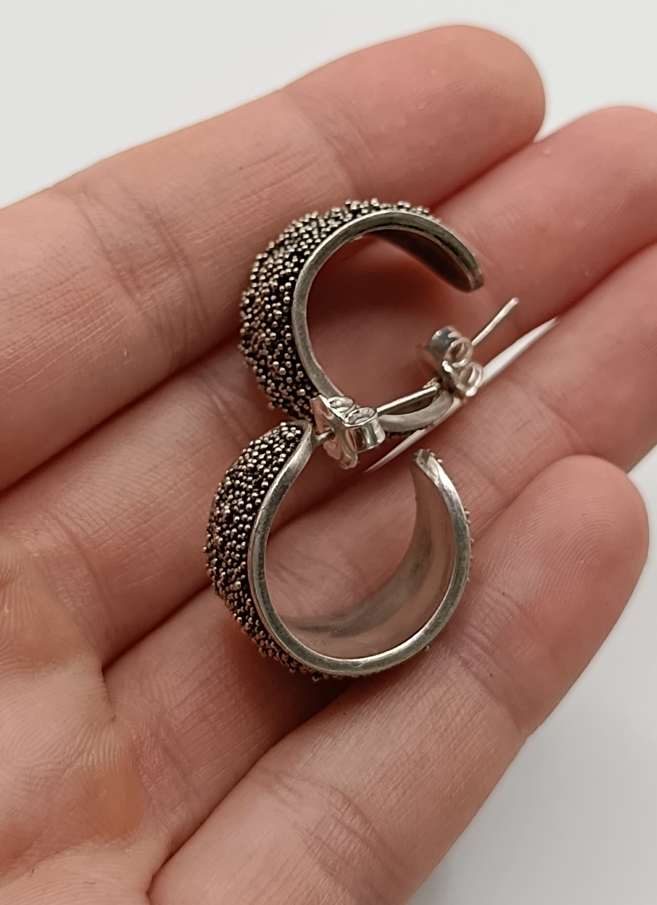 Granulated silver small ear hoops Bali - Image 8