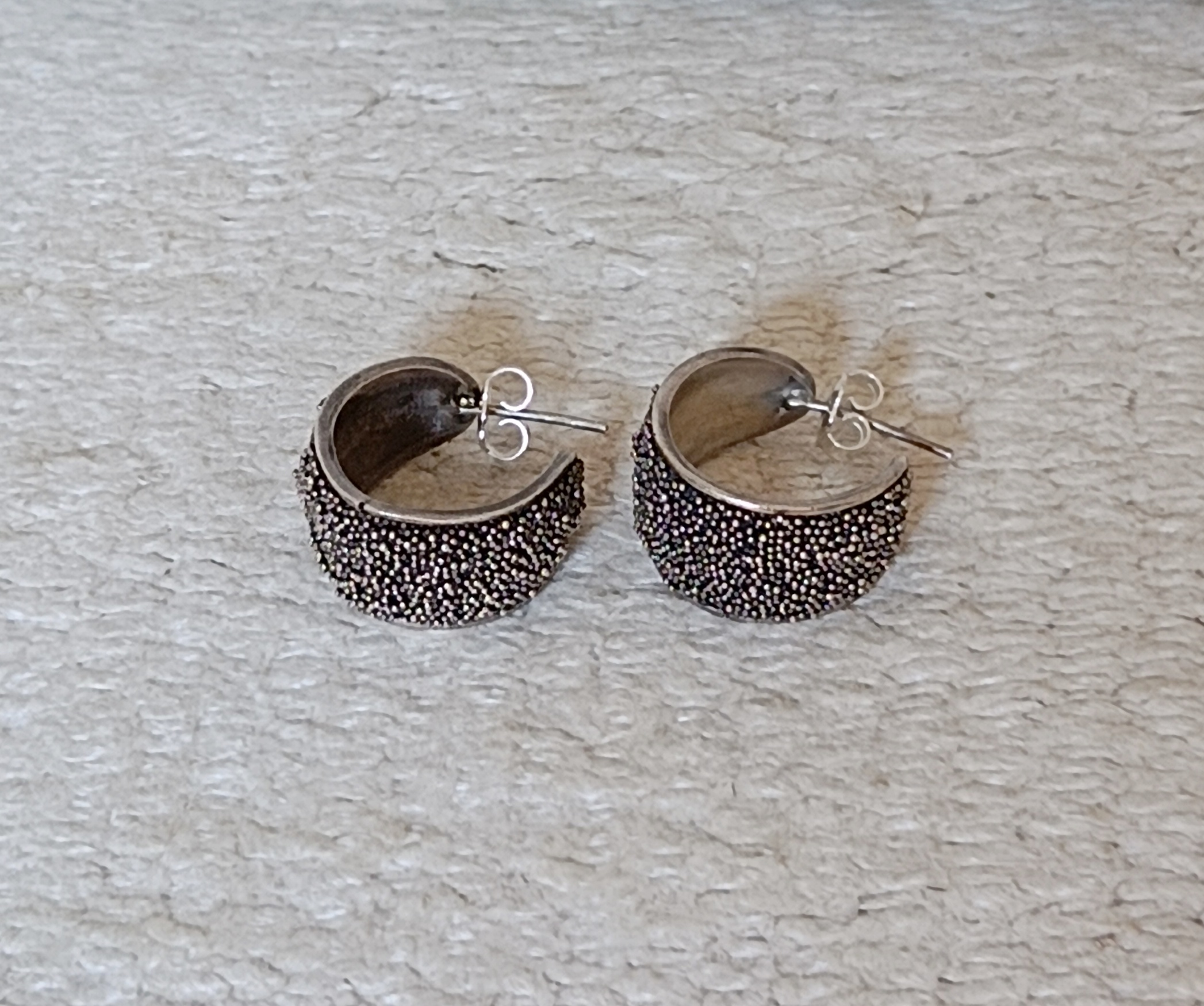Granulated silver small ear hoops Bali - Image 6