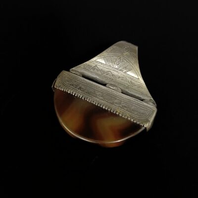 Antique Agate and chiseled silver Tuareg ring gioielli etnici milano